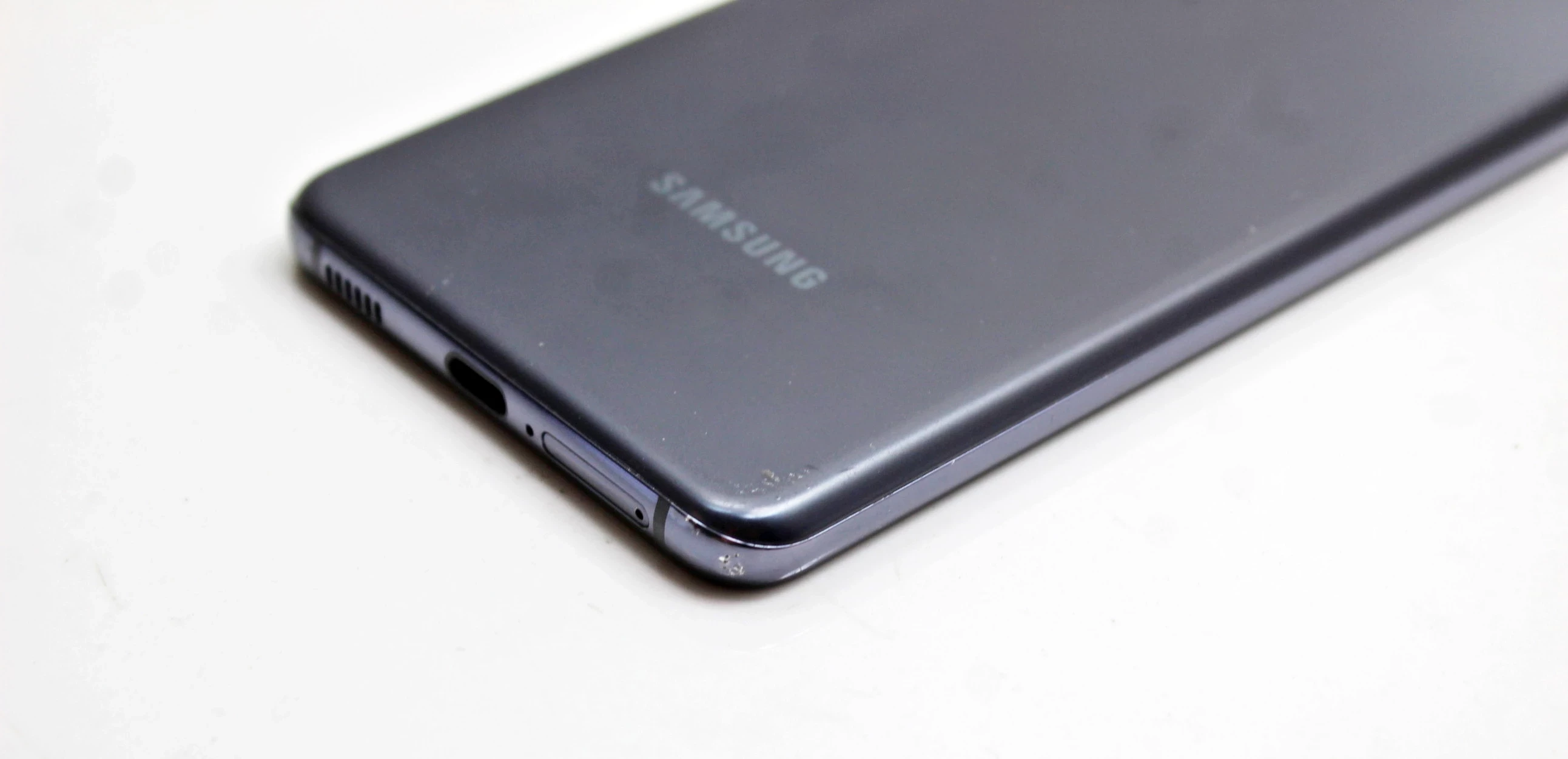 telefon-samsung-s21-ladowarka-w-komplecie-nie