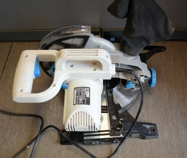 PIŁA UKOŚNICA MAC ALLISTER MMIS210C-B 1500 W 210