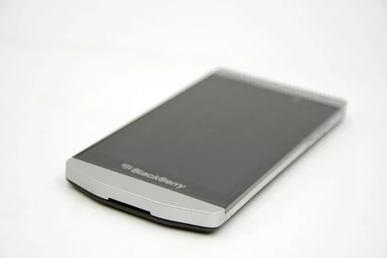 telefon-blackberry-p9982-porsche-design-kolor-srebrny