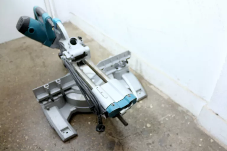 UKOSNICA MAKITA LS1018L