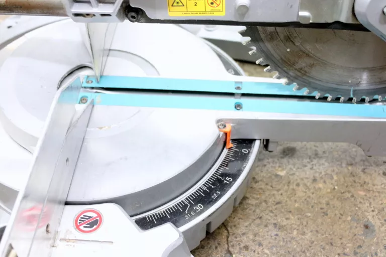 UKOSNICA MAKITA LS1018L