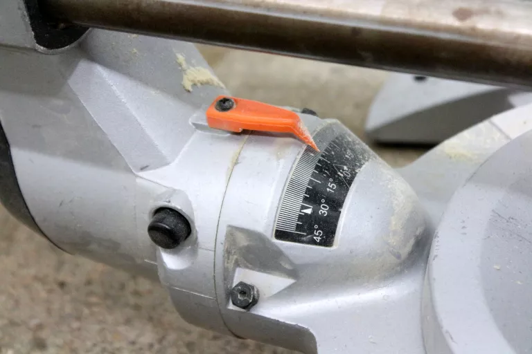 UKOSNICA MAKITA LS1018L