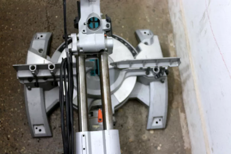 UKOSNICA MAKITA LS1018L
