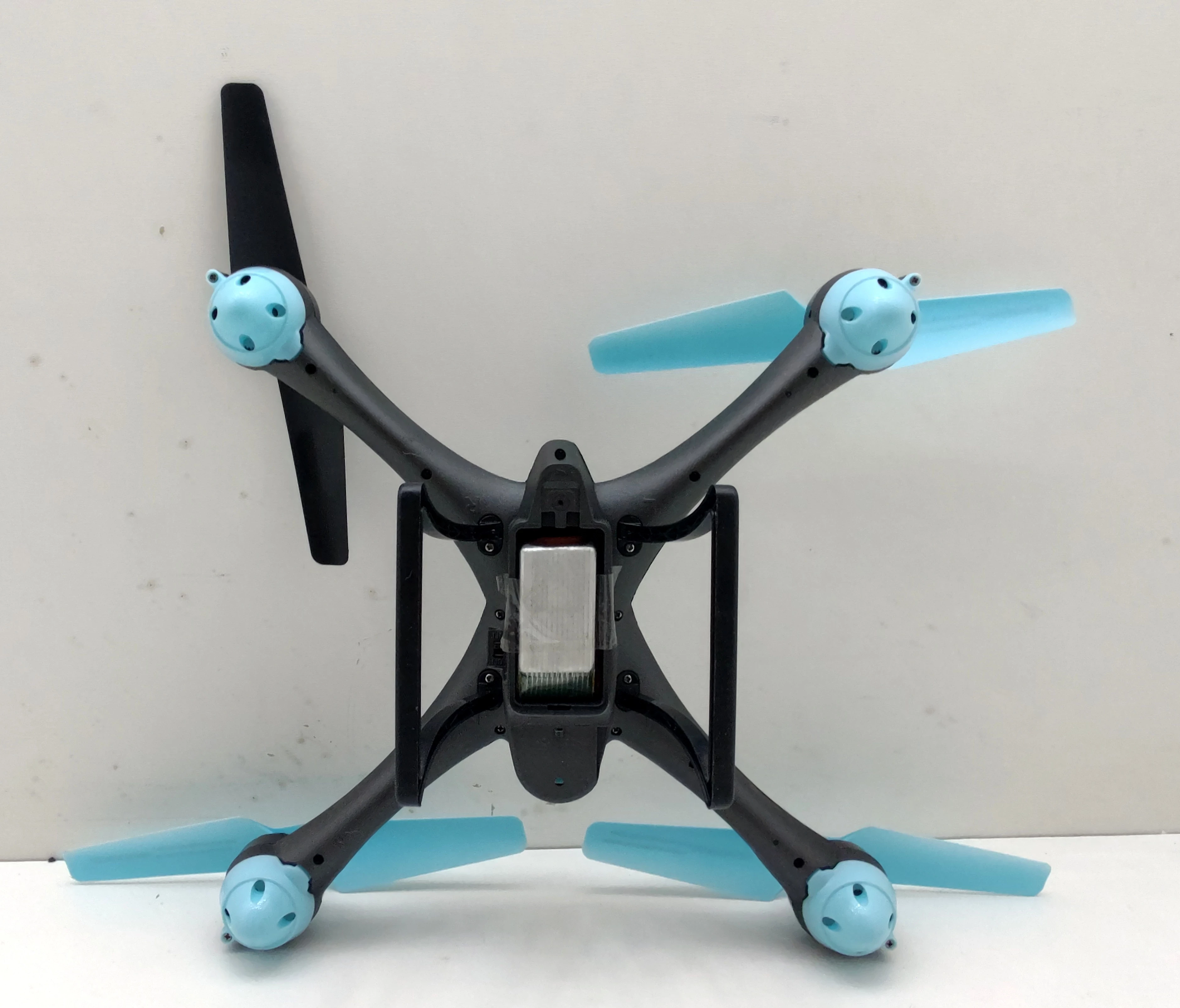 dron-fx-16-komplet-wada-wiek-dziecka-6-lat