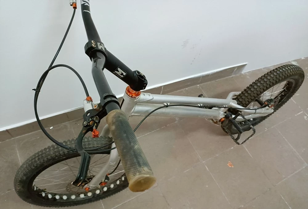 rower-trialowy-echo-trial-srebrny-rozmiar-ramy-14-cali