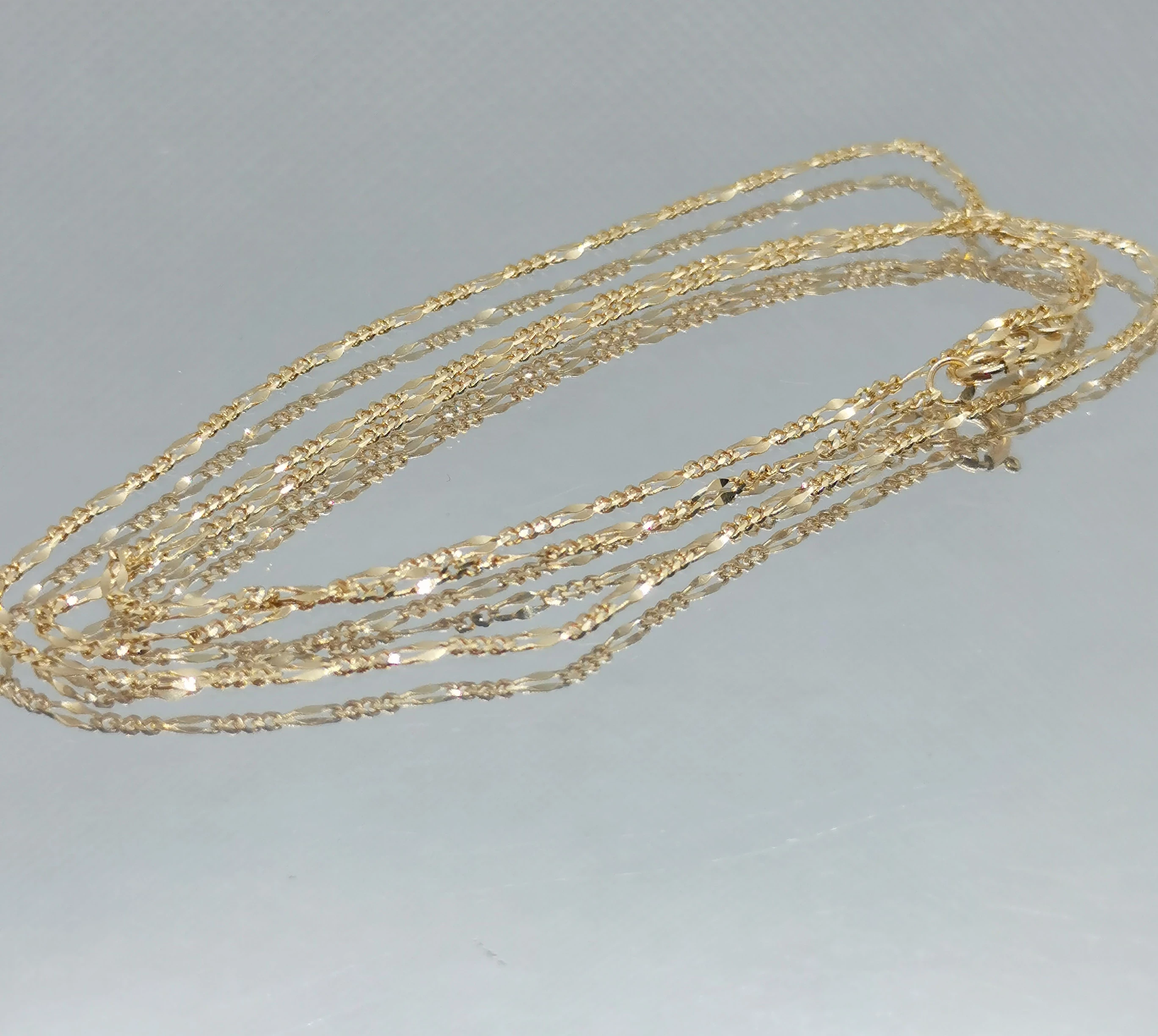 wyjatkowy-zloty-lancuszek-pancerka-251g55-cm-cechy-brak