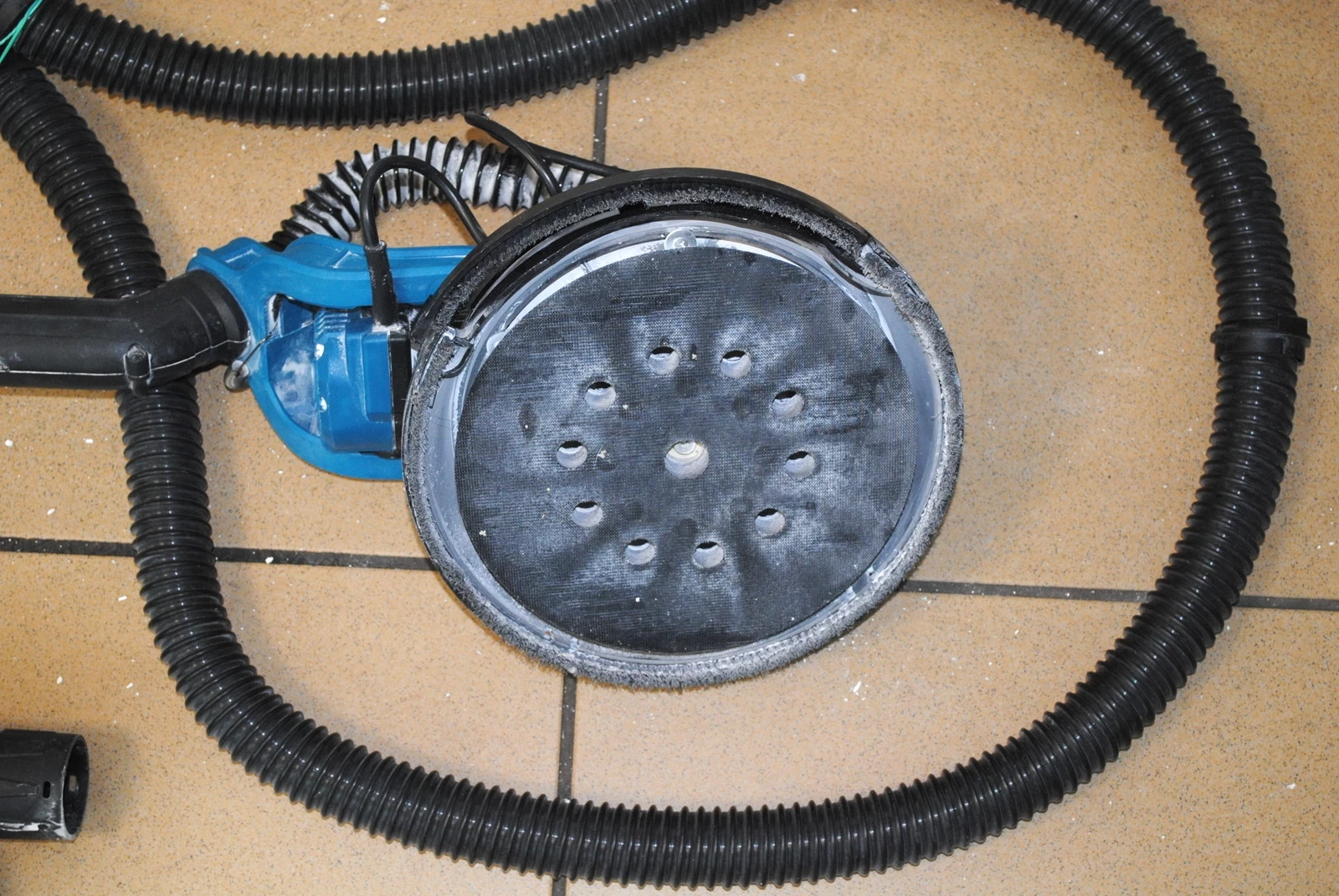 zyrafa-szlifierka-black-42602-futeral-marka-black