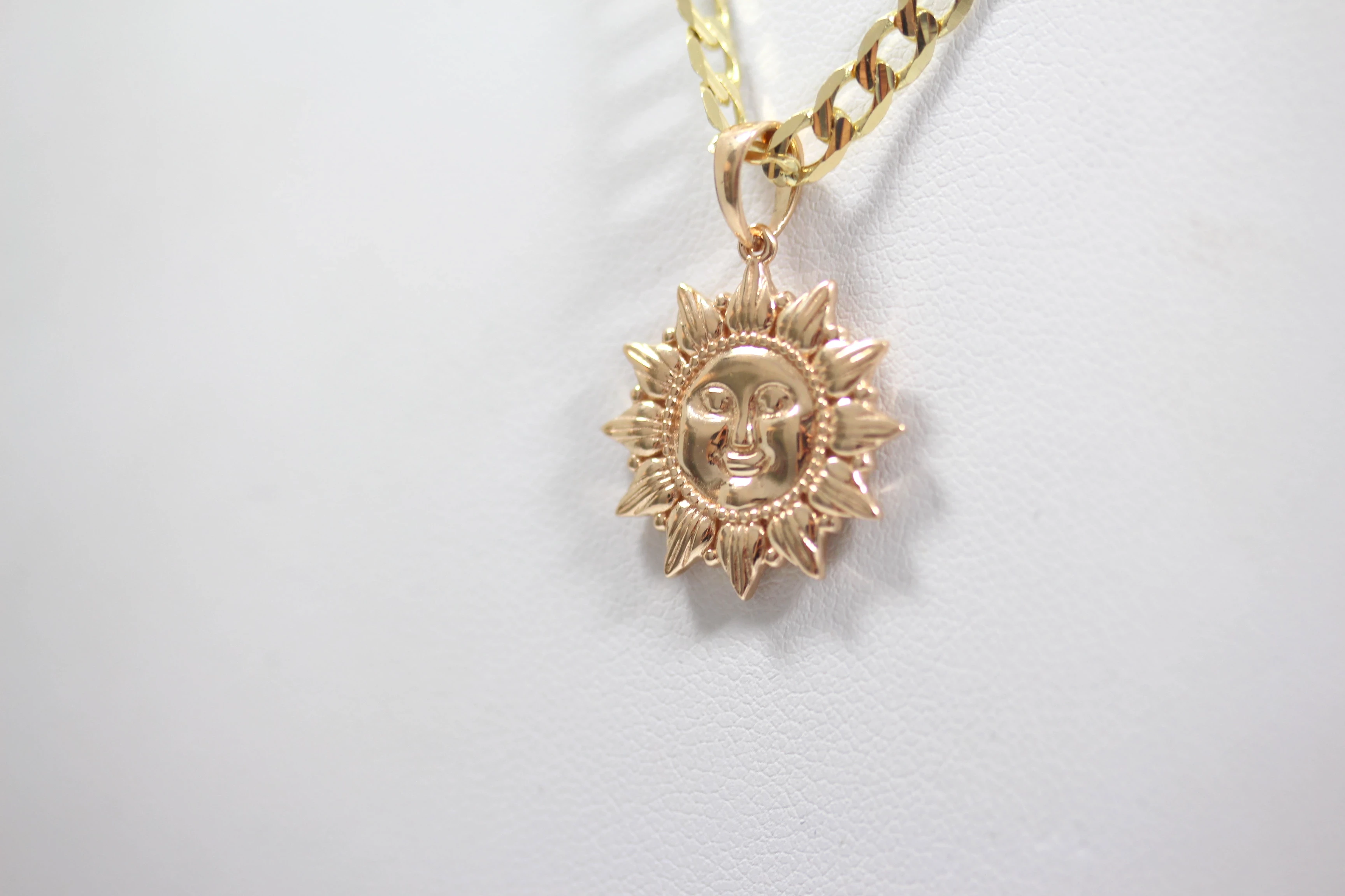 zlota-zawieszka-slonce-585-479g-kolor-dominujacy-zloty