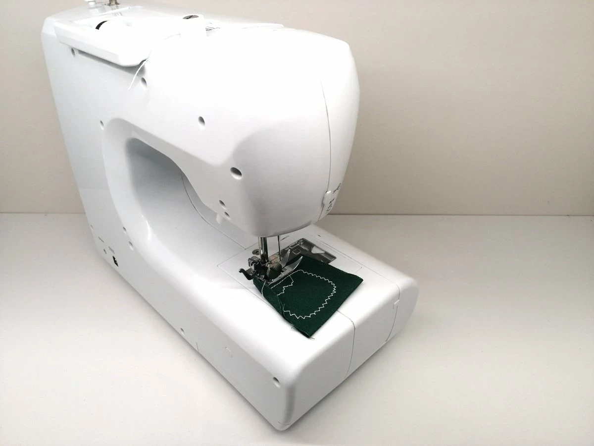 maszyna-do-szycia-lucznik-everyday-material-tworzywo-sztuczne