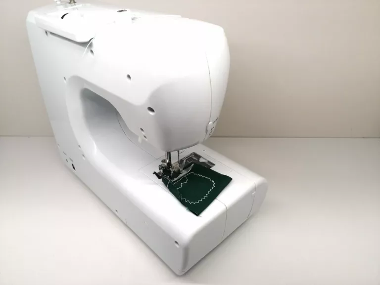 maszyna-do-szycia-lucznik-everyday-material-tworzywo-sztuczne