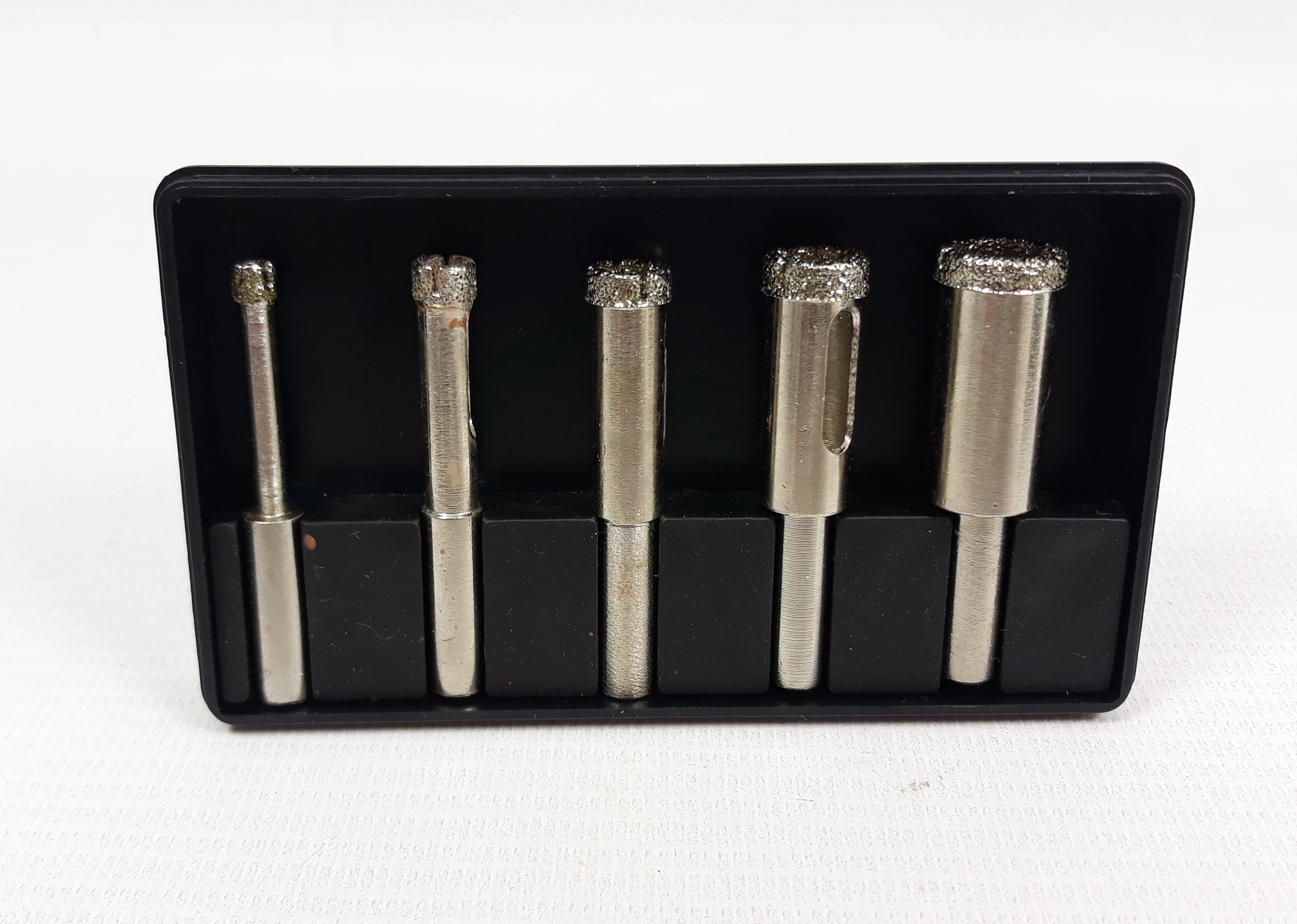 wiertla-diamentowe-z-elementem-pomocnicznym-stan-uzywany