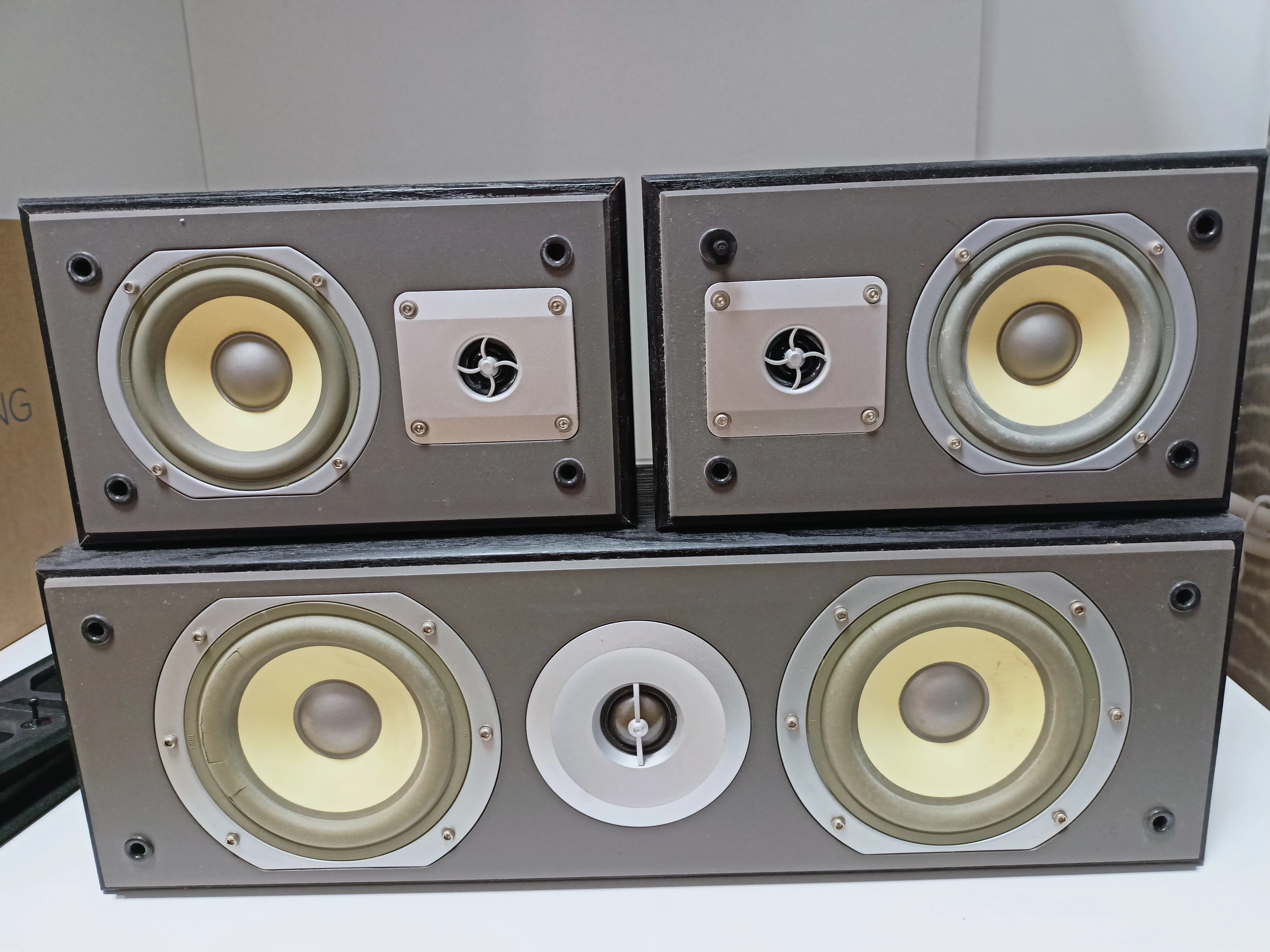 glosniki-podlogowe-m-audio-hts700-kolor-orzech