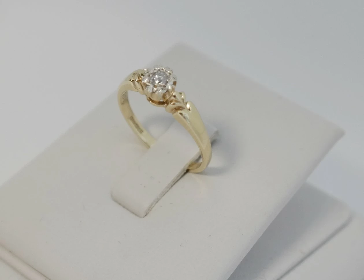 zloty-pierscionek-z-brylantem-014ct-pr-375-r-15-cechy-brak