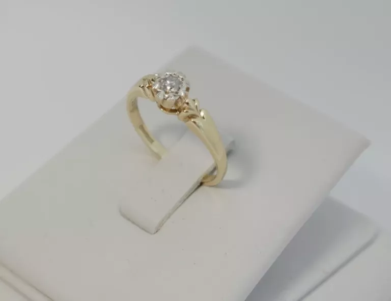 zloty-pierscionek-z-brylantem-014ct-pr-375-r-15-cechy-brak