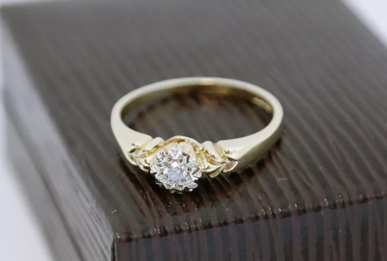 zloty-pierscionek-z-brylantem-014ct-pr-375-r-15-stan-uzywany