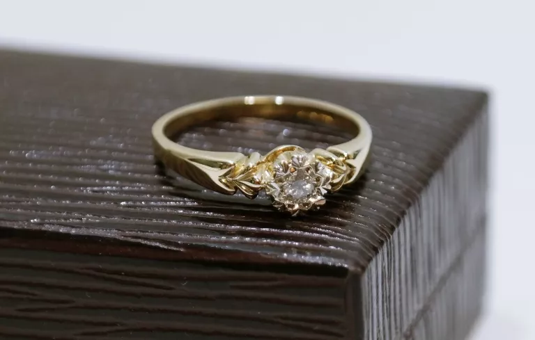 zloty-pierscionek-z-brylantem-014ct-pr-375-r-15-marka-inna-marka