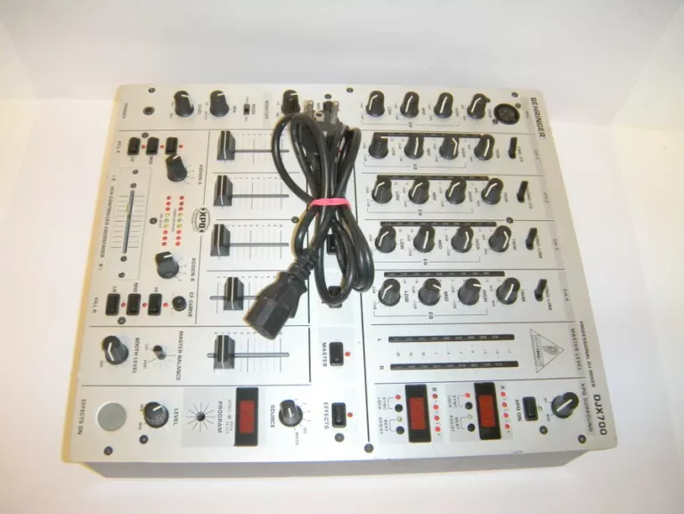 MIKSER AUDIO BEHRINGER DJX700