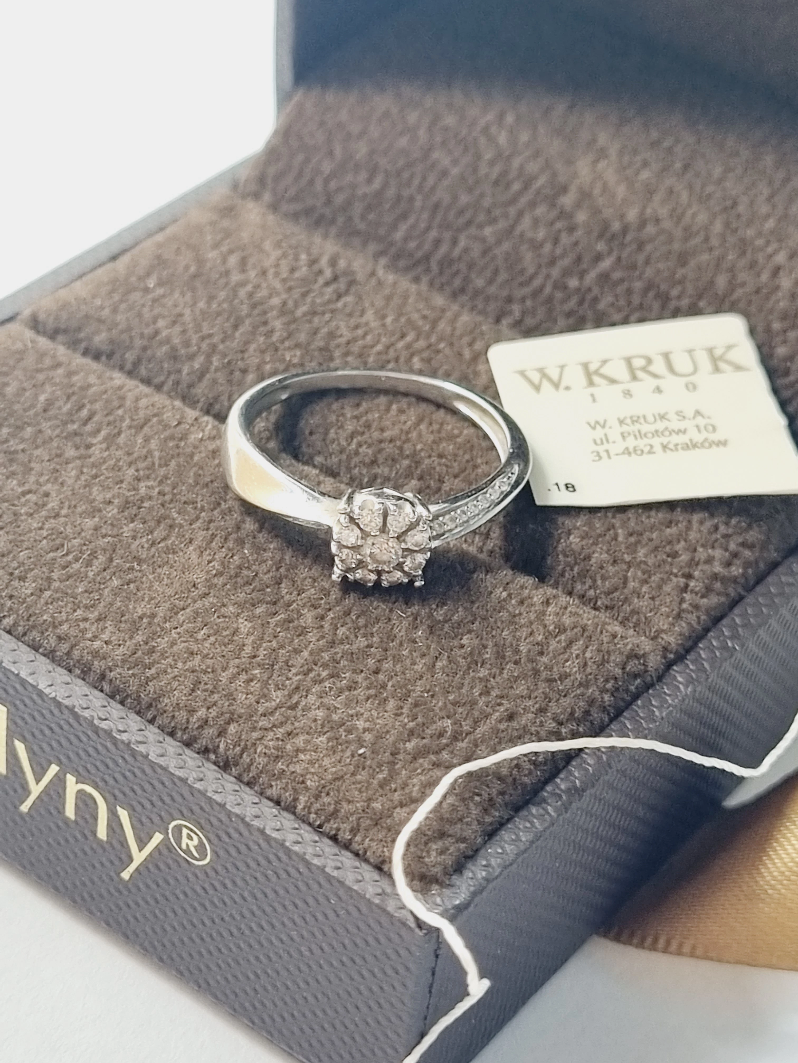 w-kruk-pierscionek-z-diamentami-w-206-585-kamien-diament