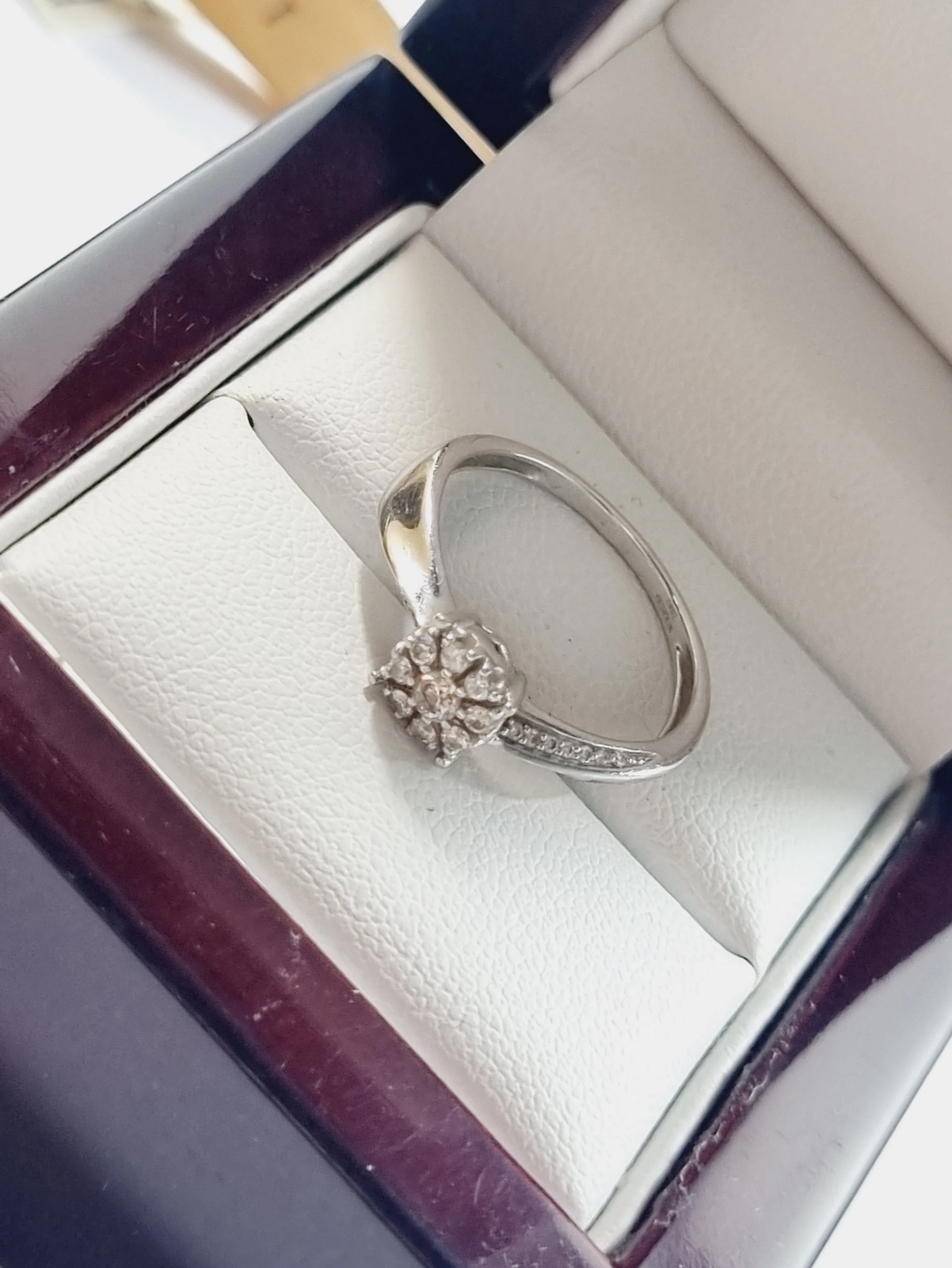 w-kruk-pierscionek-z-diamentami-w-206-585-stan-uzywany