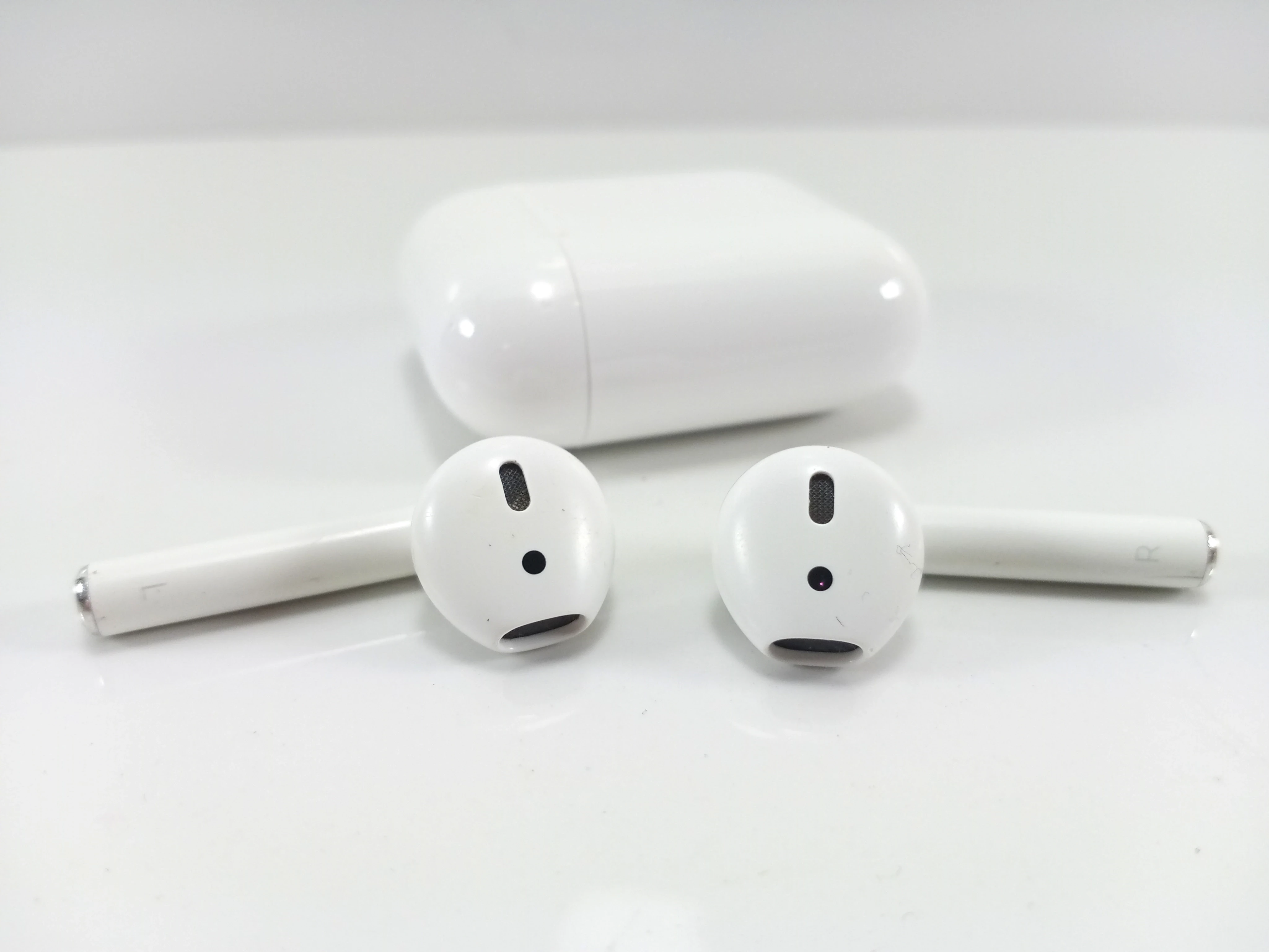 sluchawki-apple-airpods-emc-2862-kolor-dominujacy-bialy
