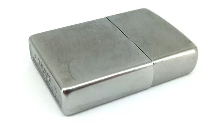 ZAPALNICZKA ZIPPO W SKÓRZANYM POKROWCU