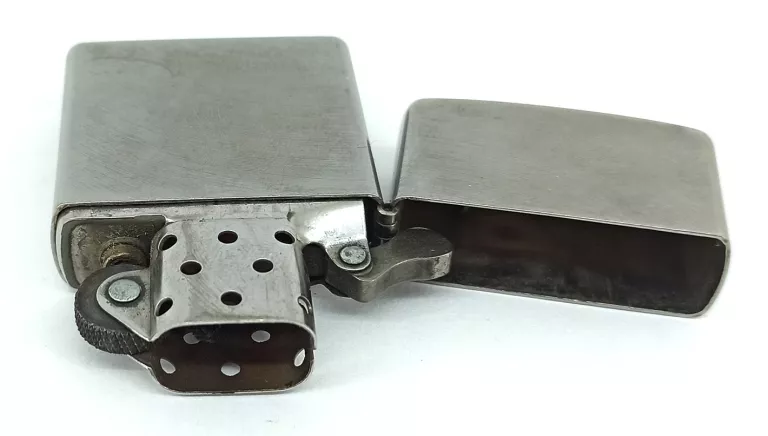 ZAPALNICZKA ZIPPO W SKÓRZANYM POKROWCU