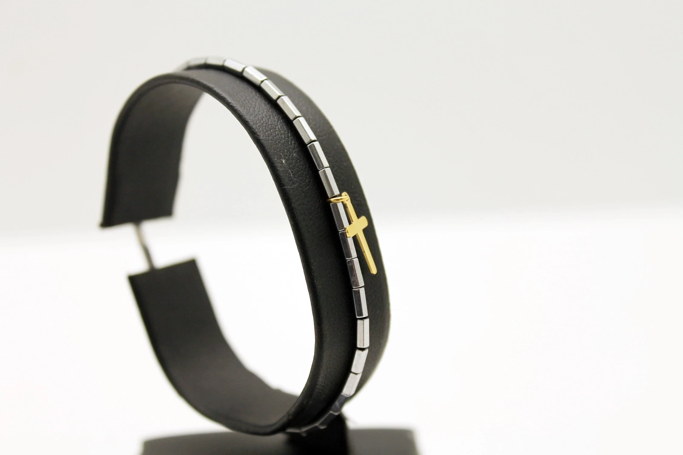 bransoletka-na-gumce-z-zawieszka-krzyzyk-stal-traugutta-85-wroclaw