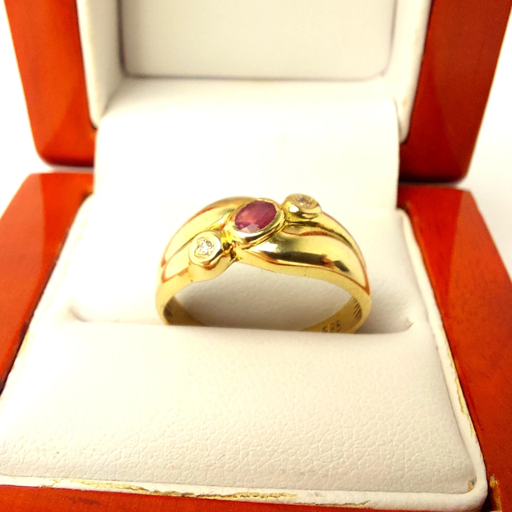 zloty-pierscionek-z-rubinem-294g-stan-uzywany