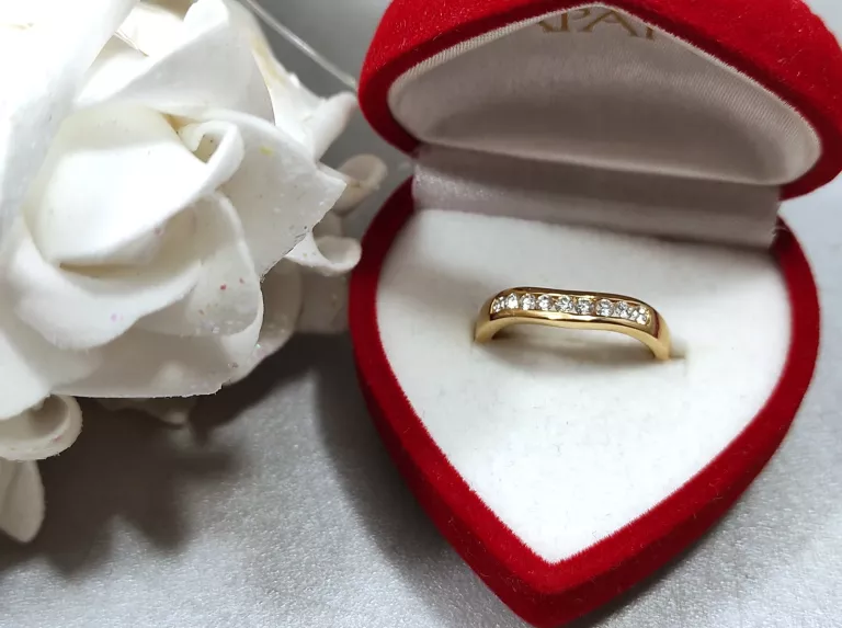 zloty-pierscionek-z-brylantami-750-pr-dworcowa-1a-pisz