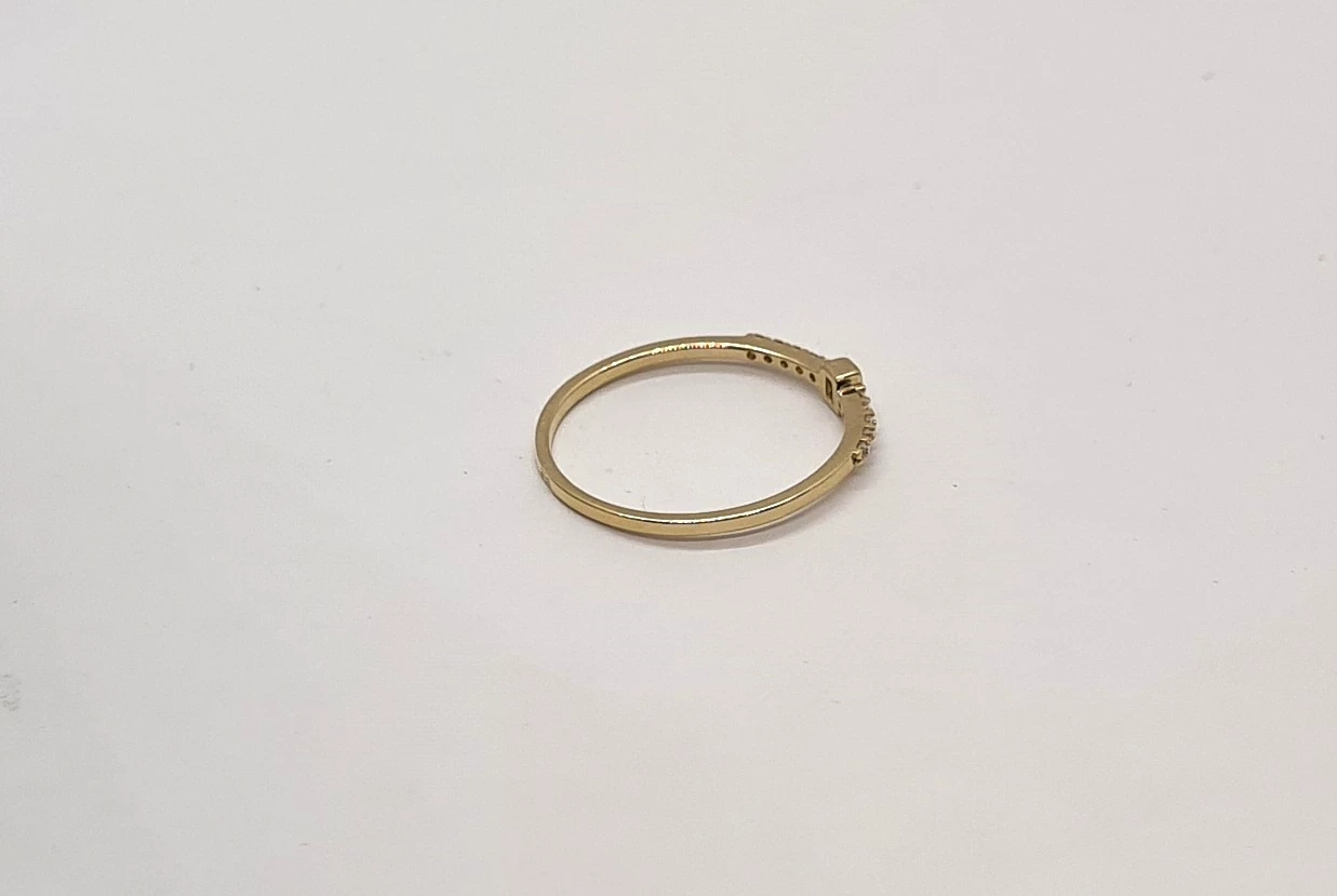 delikatny-pierscionek-z-cyrkoniami-585-material-zloto