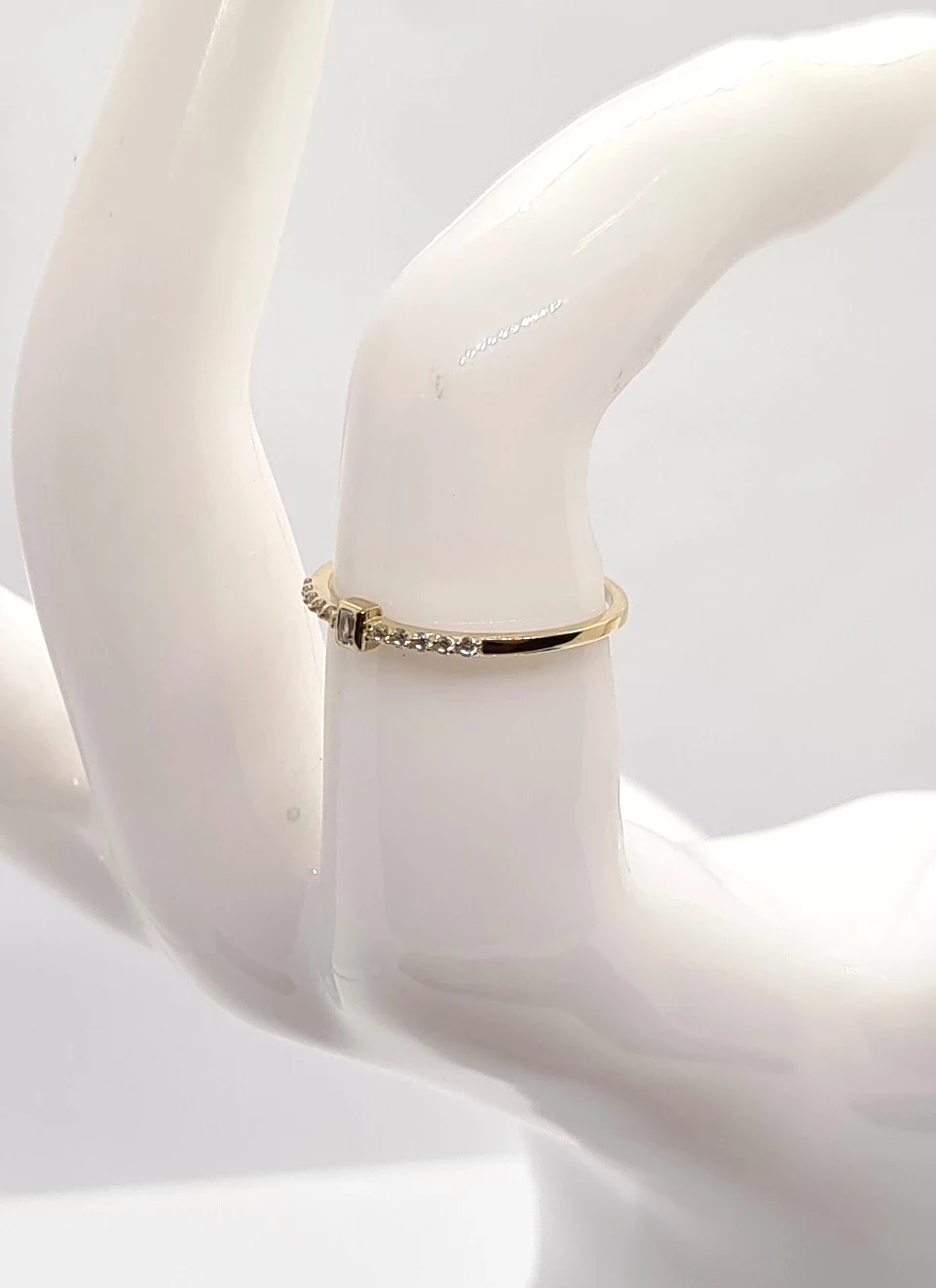 delikatny-pierscionek-z-cyrkoniami-585-stan-uzywany