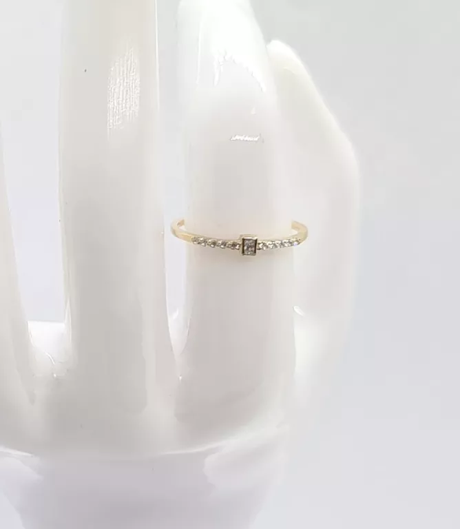 delikatny-pierscionek-z-cyrkoniami-585-pilsudskiego-13a-sj-ostroleka