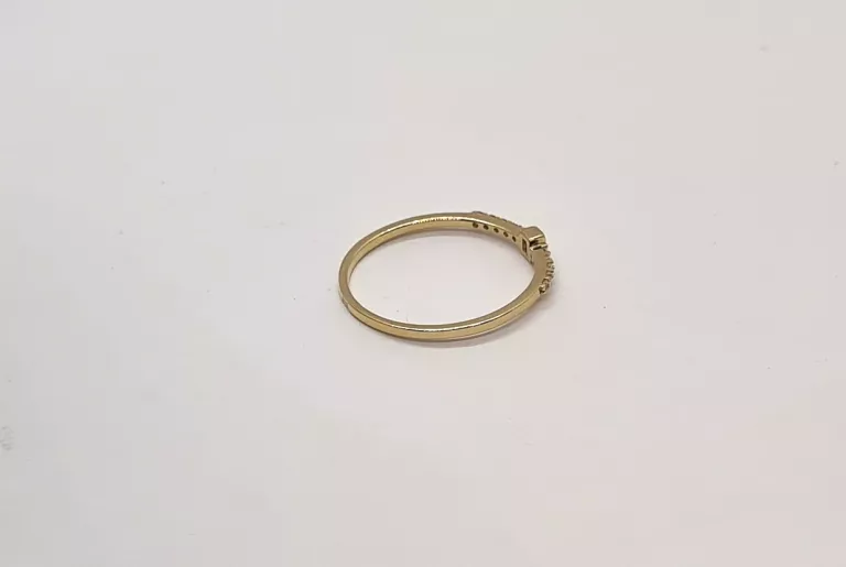 delikatny-pierscionek-z-cyrkoniami-585-material-zloto