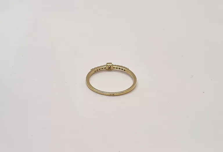 delikatny-pierscionek-z-cyrkoniami-585-rodzaj-klasyczne