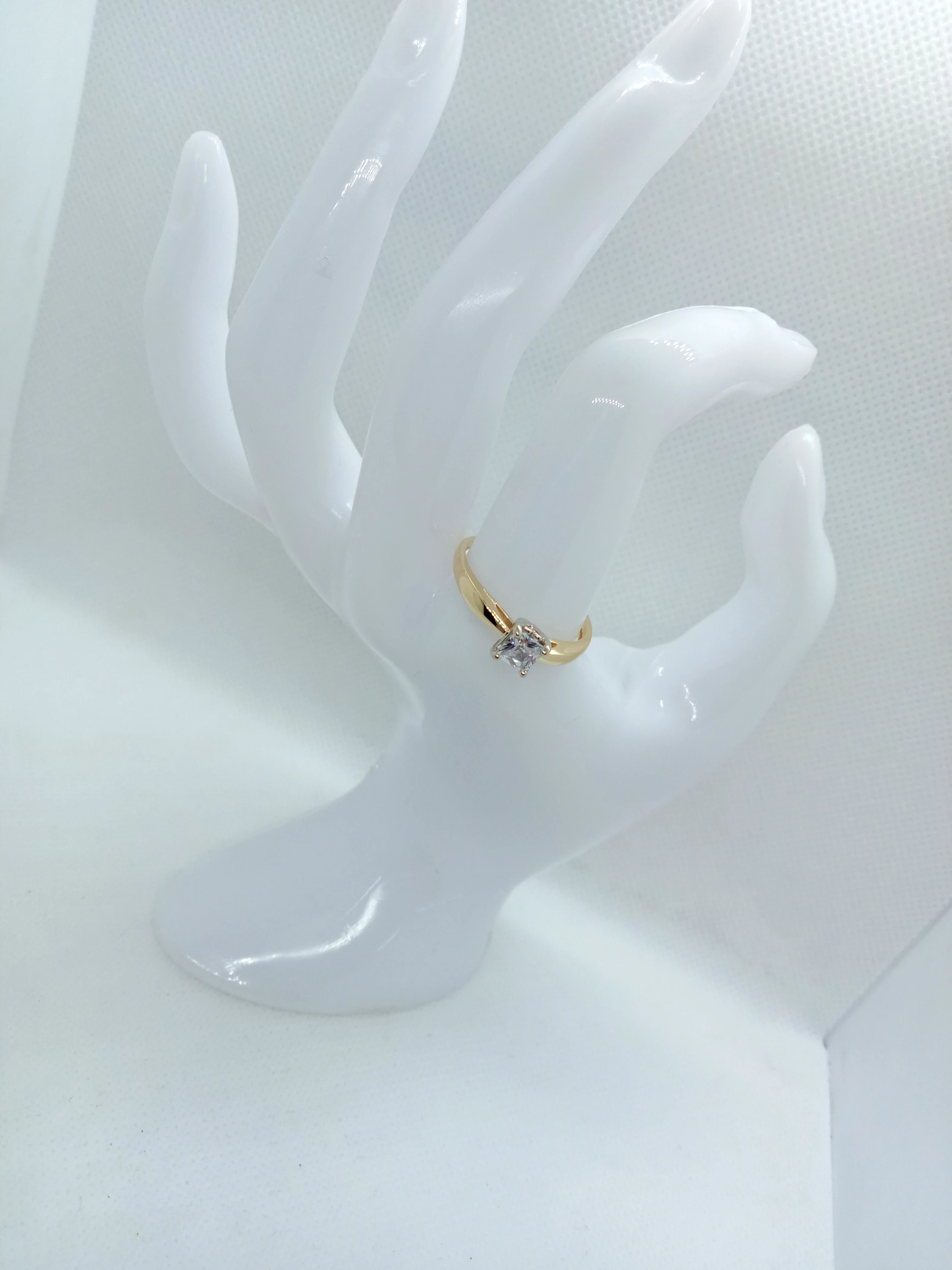 zloty-pierscionek-z-cyrkonia-kwadrat-585-stan-uzywany