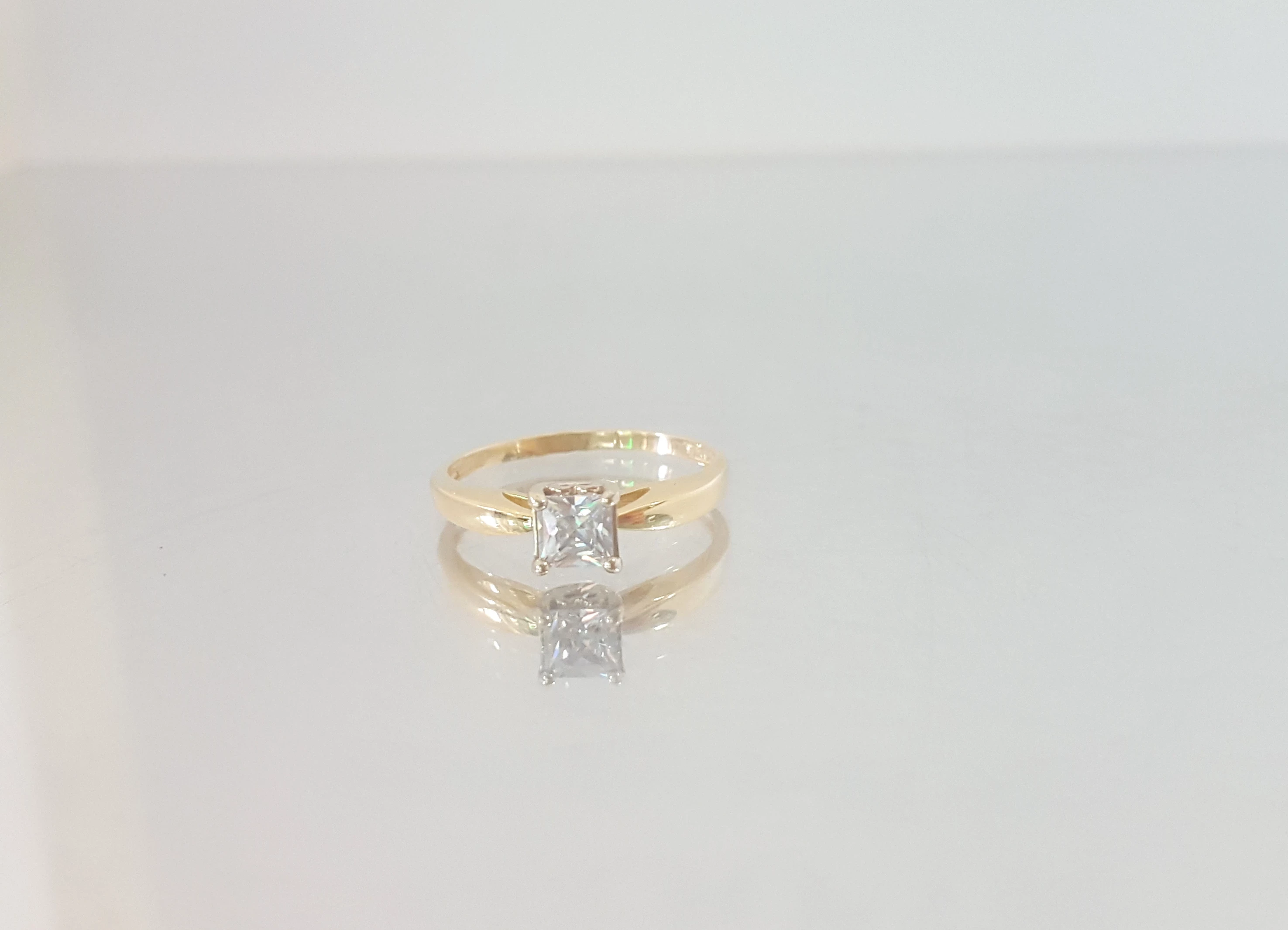 sliczny-zloty-pierscionek-z-cyrkonia-kwadrat-585-stan-uzywany