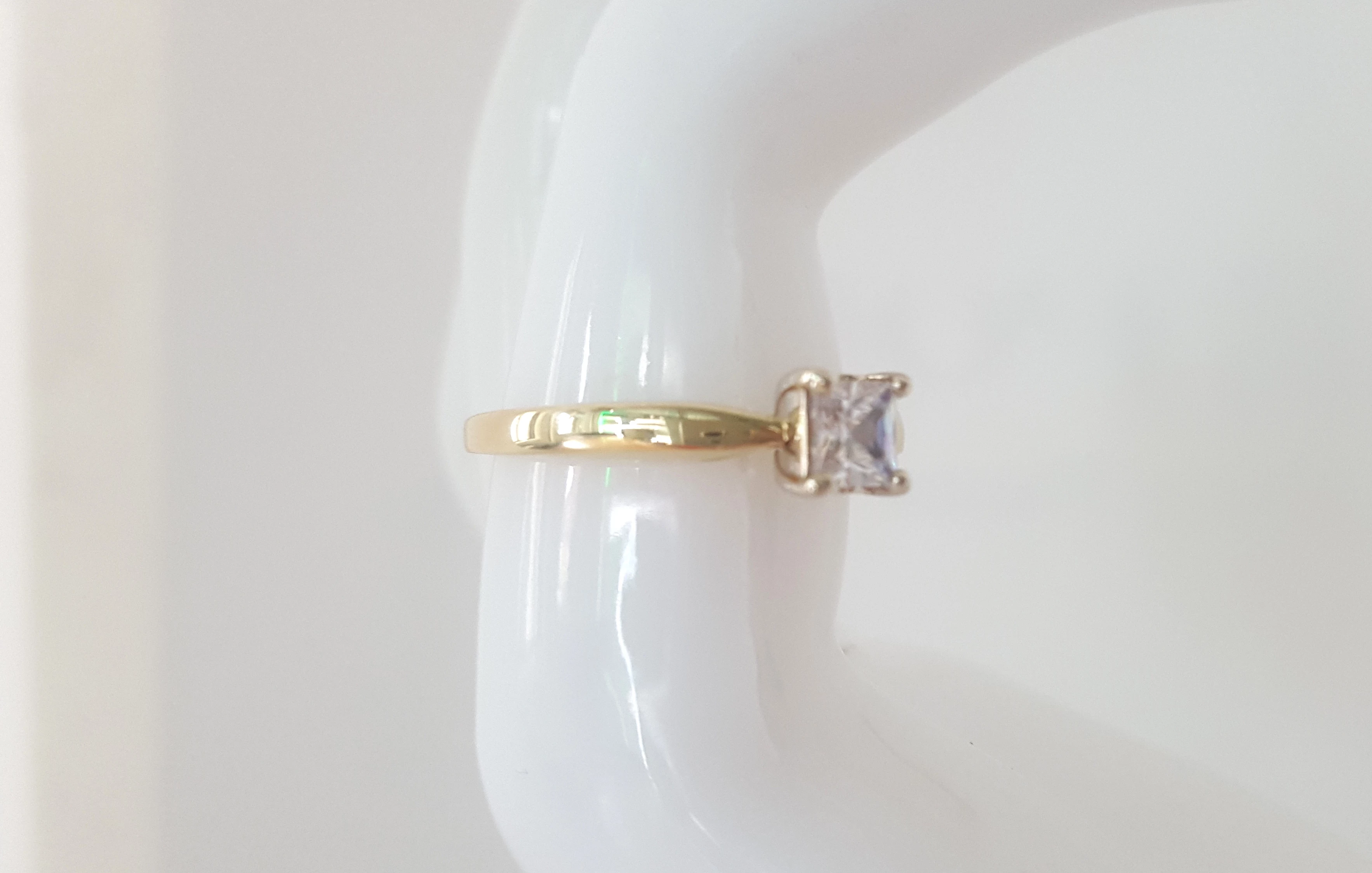 sliczny-zloty-pierscionek-z-cyrkonia-kwadrat-585-kamien-inny-kamien