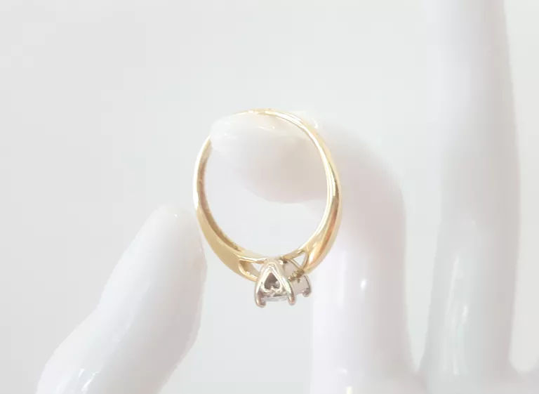 sliczny-zloty-pierscionek-z-cyrkonia-kwadrat-585-marka-inna-marka