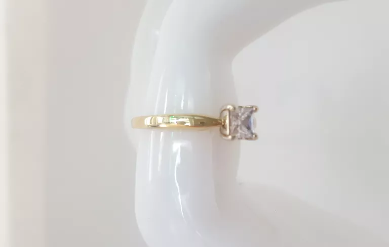 sliczny-zloty-pierscionek-z-cyrkonia-kwadrat-585-kamien-inny-kamien