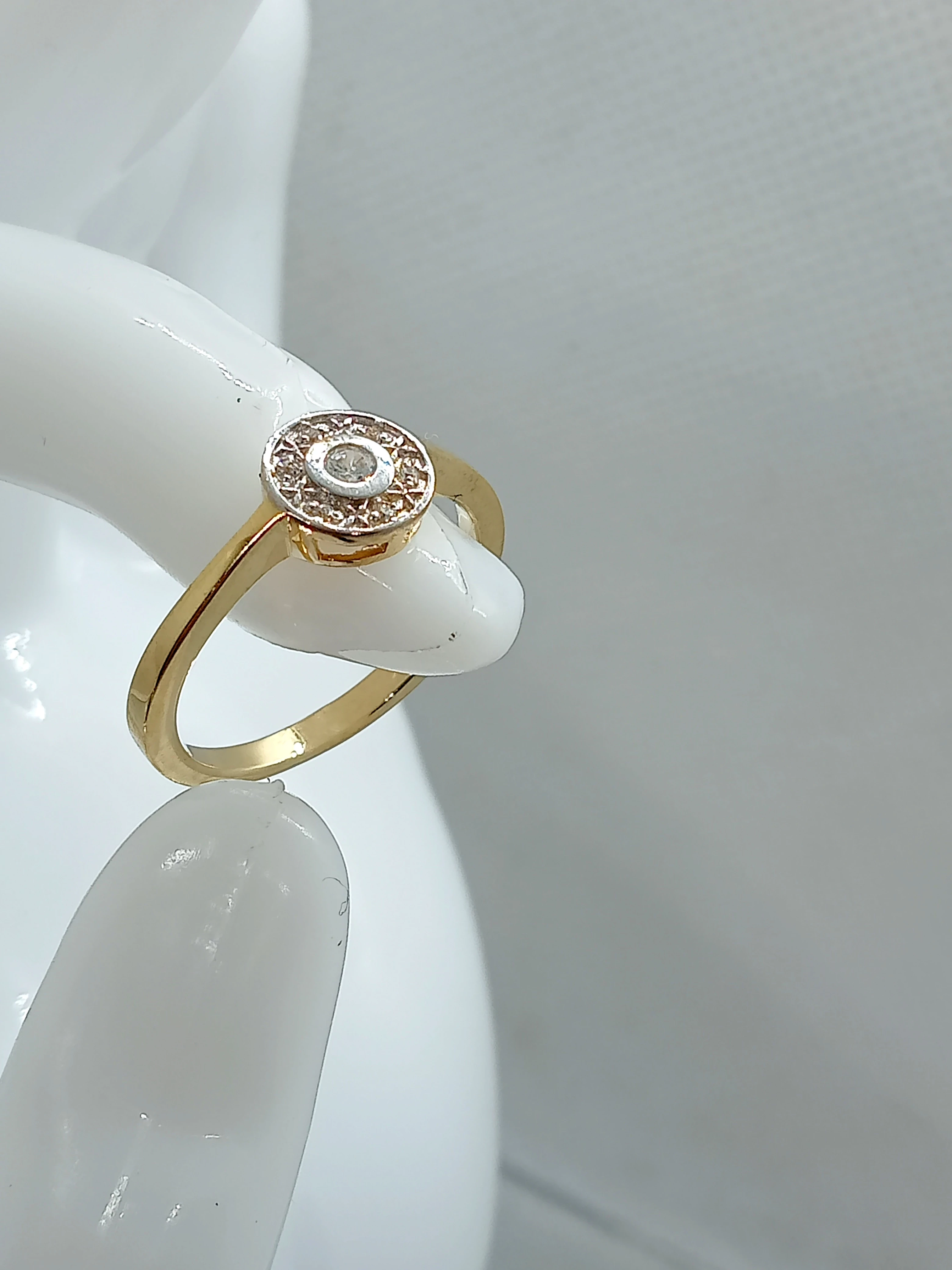 zloty-pierscionek-z-cyrkoniami-kolko-585-278g-stan-uzywany