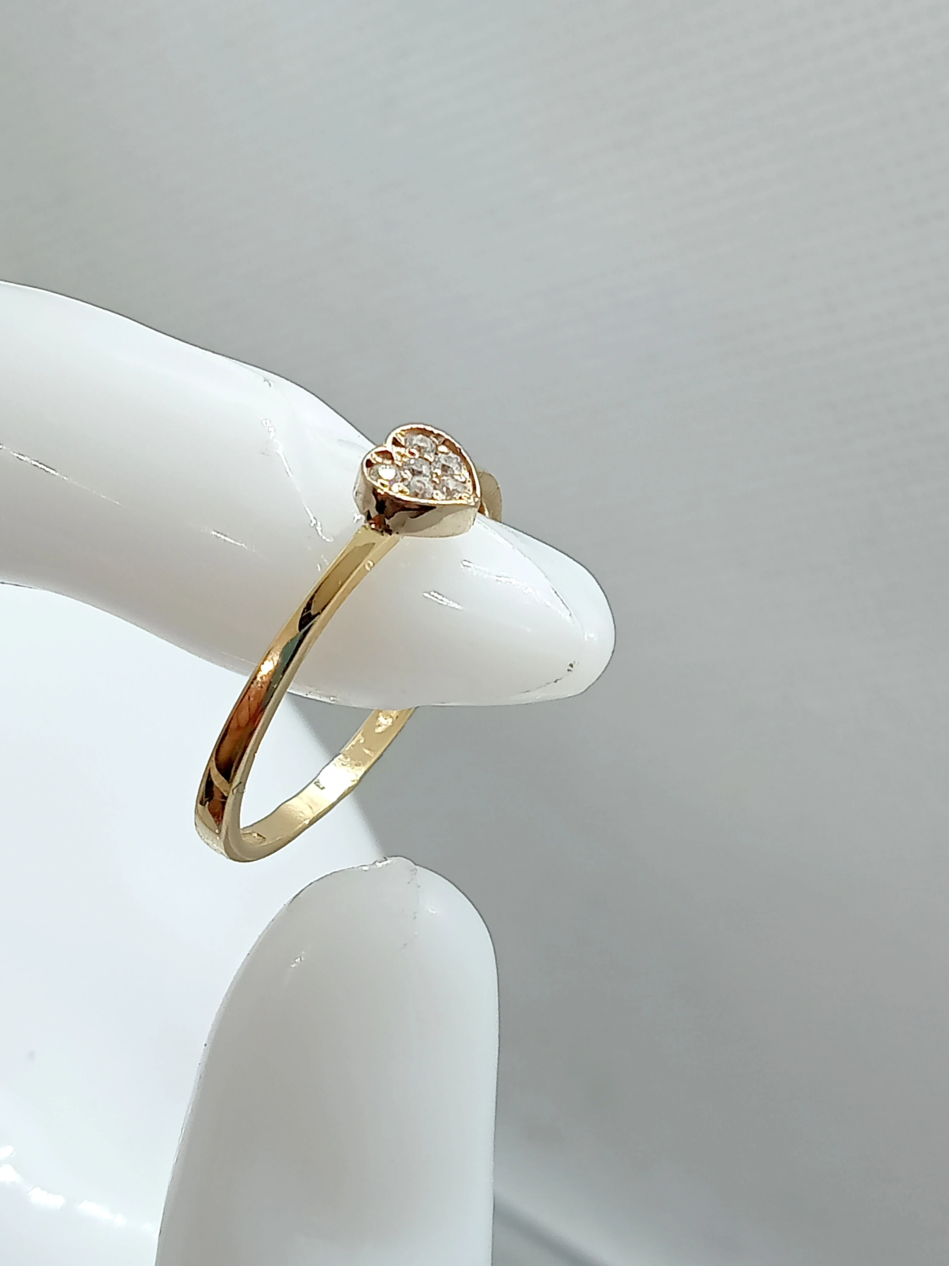 zloty-pierscionek-z-cyrkoniami-serduszko-585-stan-uzywany