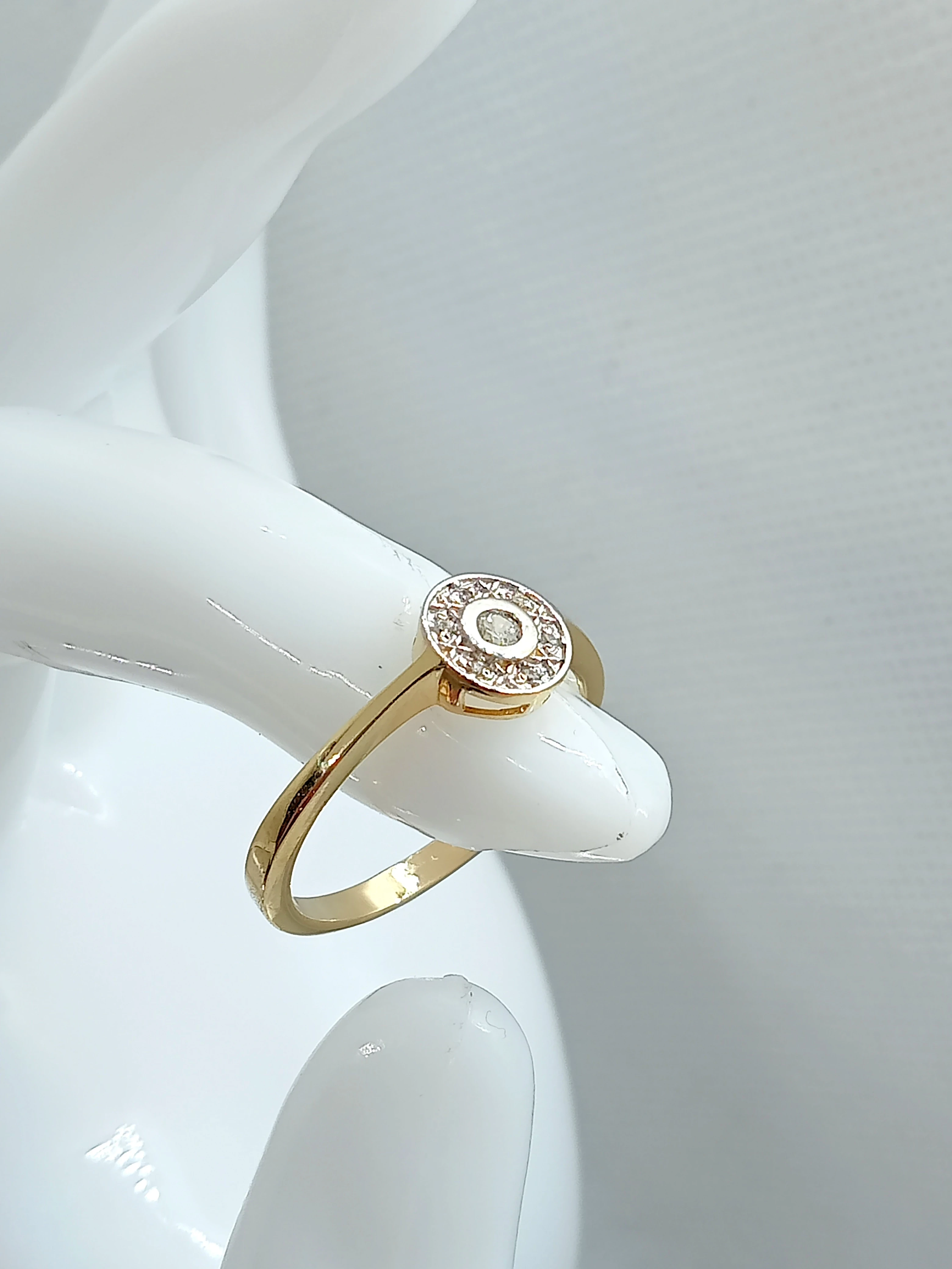 zloty-pierscionek-z-cyrkoniami-kolo-585-stan-uzywany