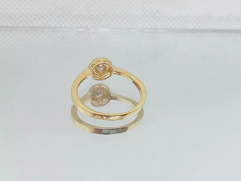 zloty-pierscionek-z-cyrkoniami-kolo-585-kamien-inny-kamien