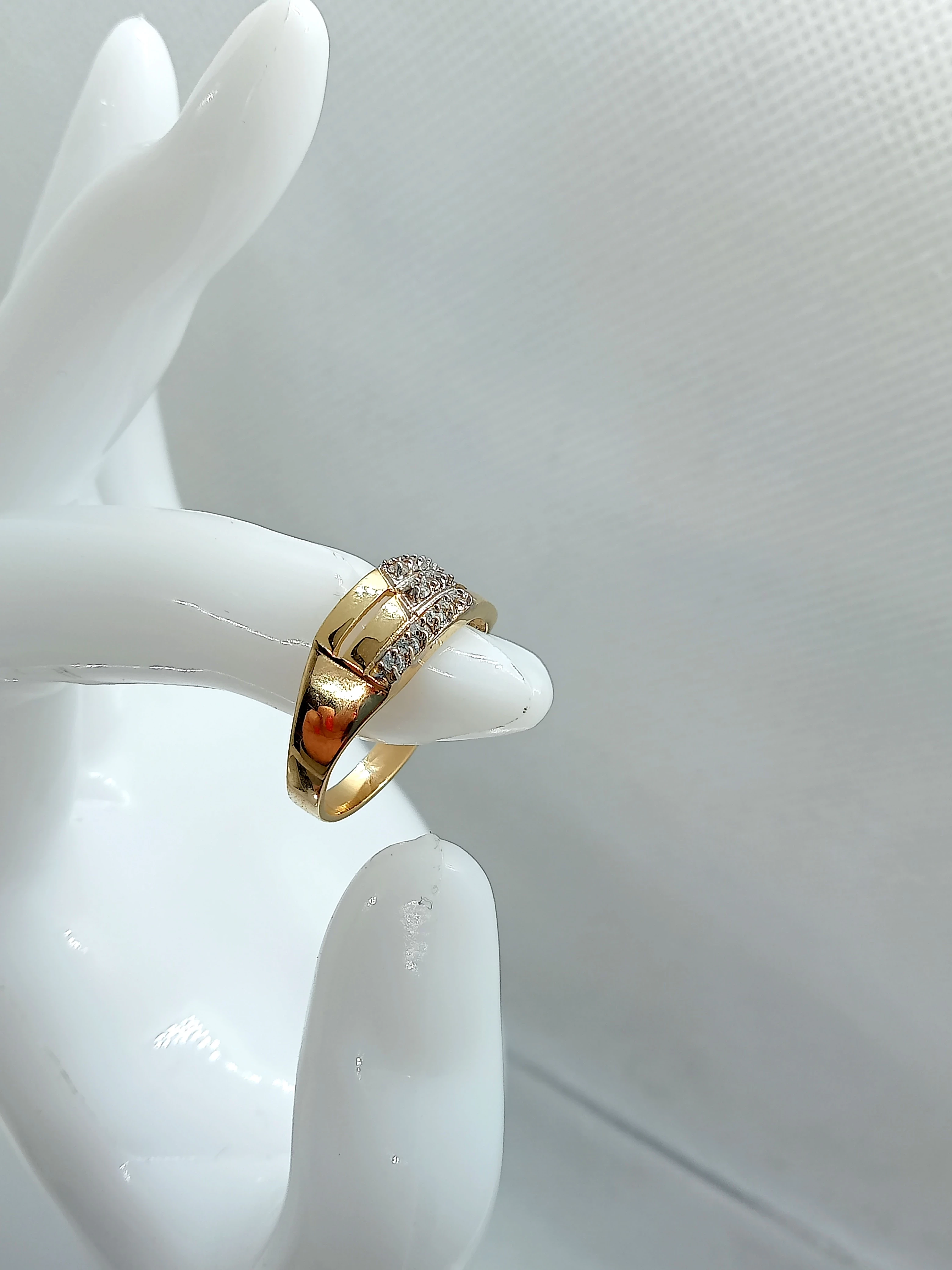 zloty-pierscionek-z-cyrkoniami-585-r14-stan-uzywany