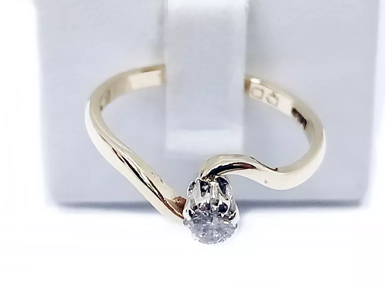ZŁOTY  PIERŚCIONEK 375 BRYLANT 0,19CT R14