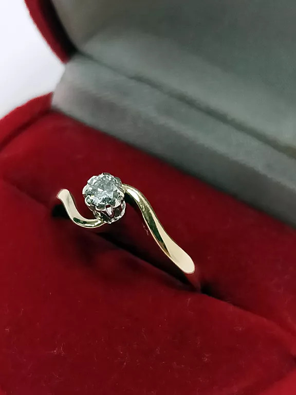 ZŁOTY  PIERŚCIONEK 375 BRYLANT 0,19CT R14