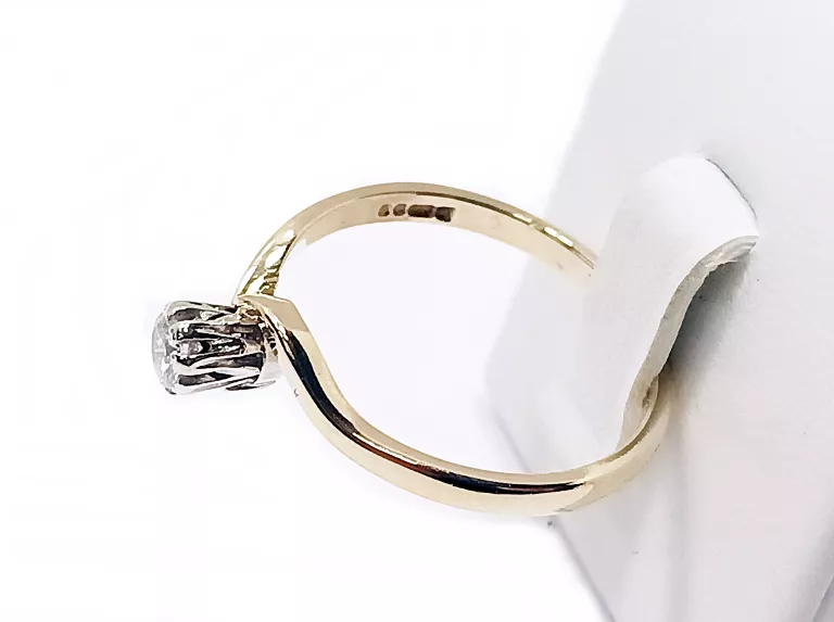 ZŁOTY  PIERŚCIONEK 375 BRYLANT 0,19CT R14