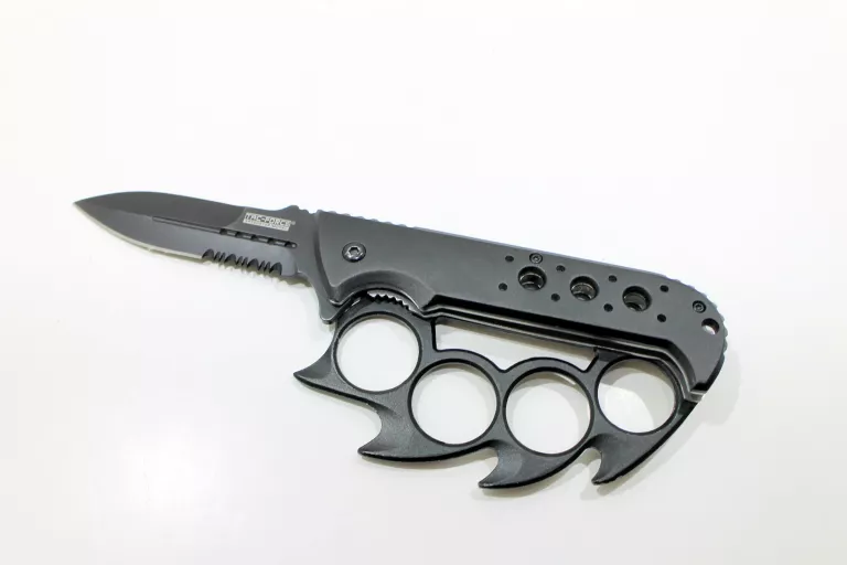 grozny-czarny-kastet-z-nozem-do-samoobrony-model-123