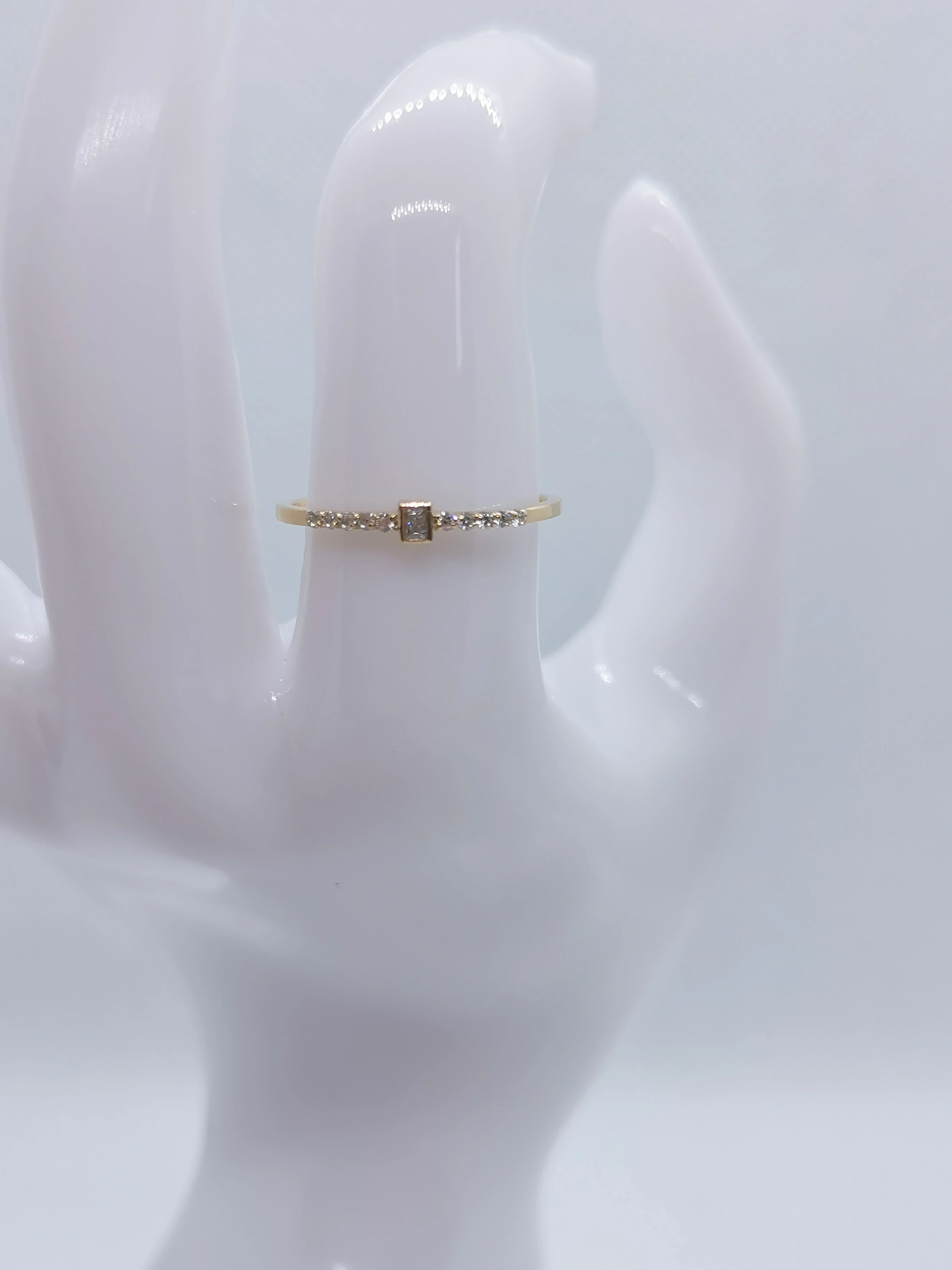 delikatny-zloty-pierscionek-z-cyrkoniami-091-g-gen-augusta-emila-fieldorfa-nila-2c-ostroleka