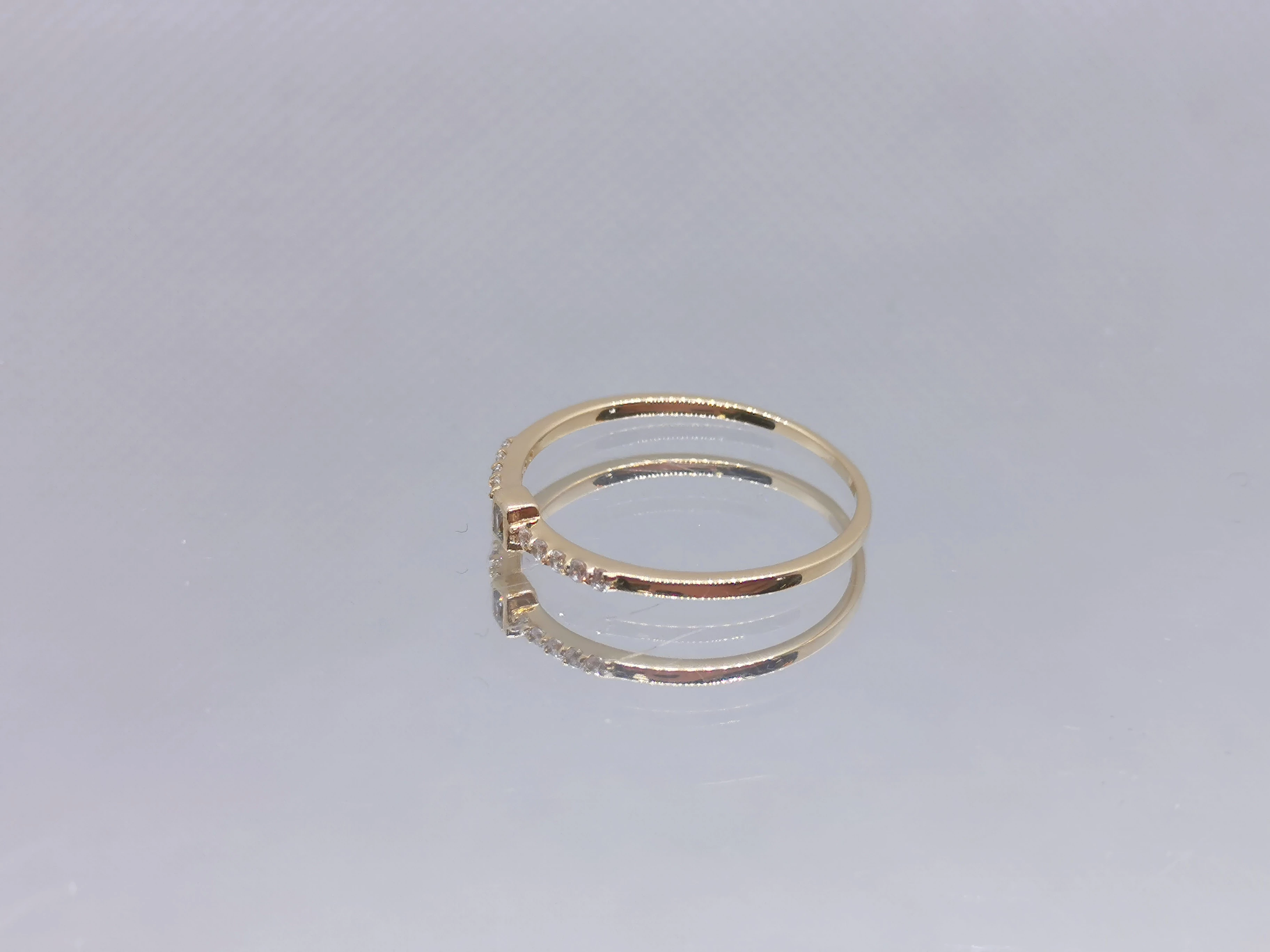 delikatny-zloty-pierscionek-z-cyrkoniami-091-g-rodzaj-wyrob-jubilerski